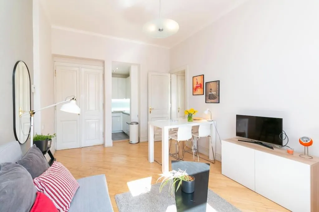 Image 4 of Bright flat next to best Park 10min walk to center