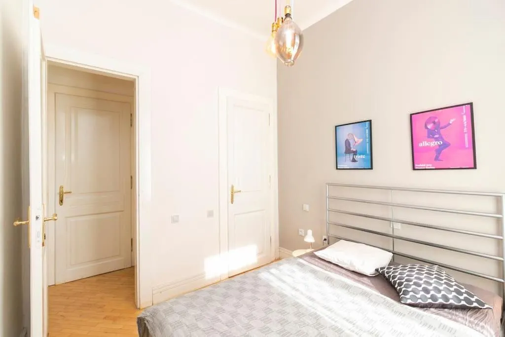 Image 1 of Bright flat next to best Park 10min walk to center
