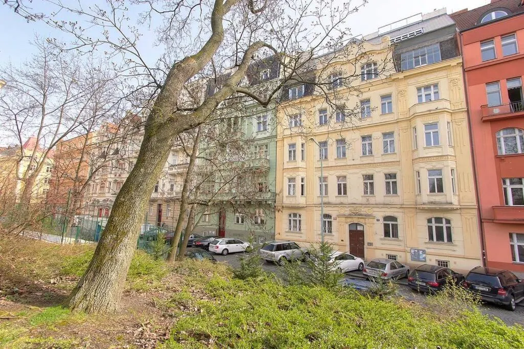 Image 5 of Bright flat next to best Park 10min walk to center
