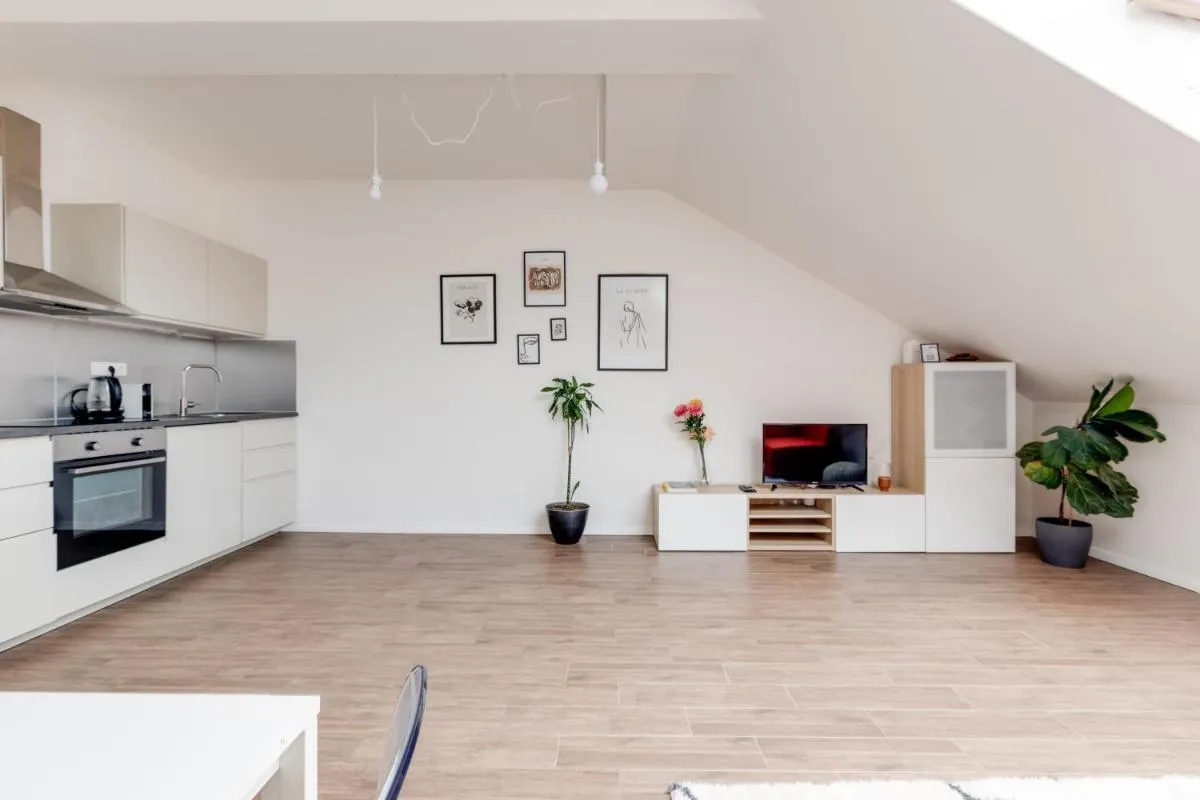 Image 3 of Central Cool Apt with terrace – Leg11
