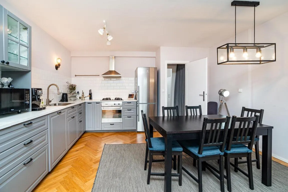 Image of Central, Spacious, Modern 5 Bedrm duplex w/Balcony