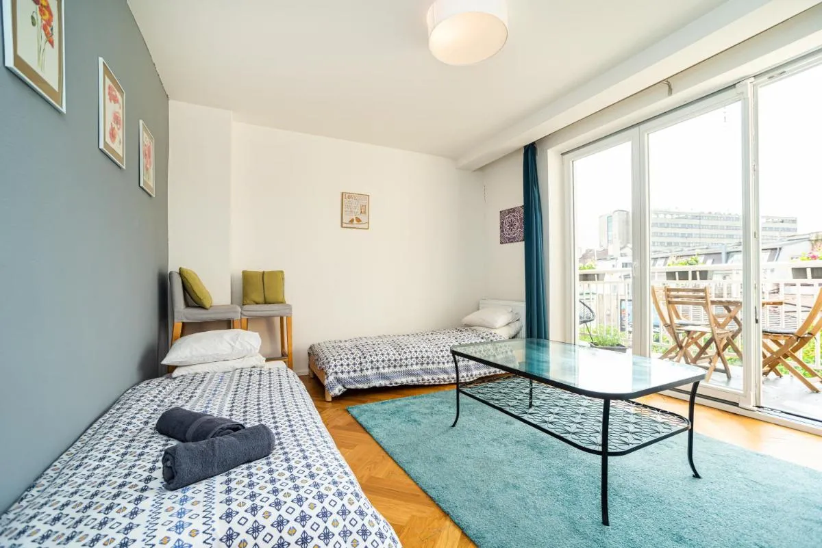 Image 6 of Central, Spacious, Modern 5 Bedrm duplex w/Balcony
