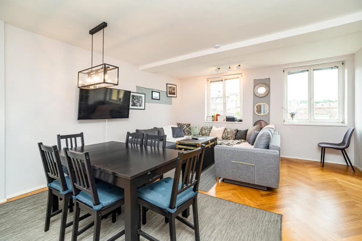 Image 4 of Central, Spacious, Modern 5 Bedrm duplex w/Balcony
