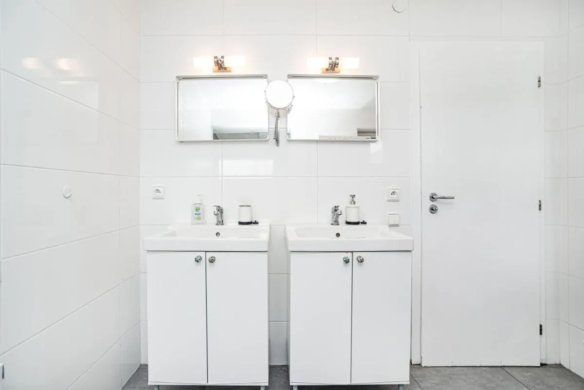 Image 2 of Central, Spacious, Modern 5 Bedrm duplex w/Balcony