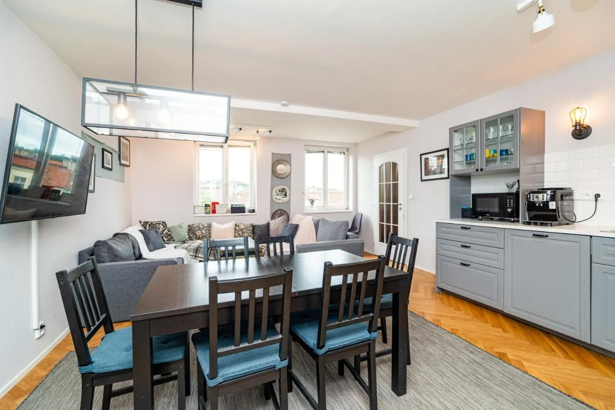 Image 3 of Central, Spacious, Modern 5 Bedrm duplex w/Balcony