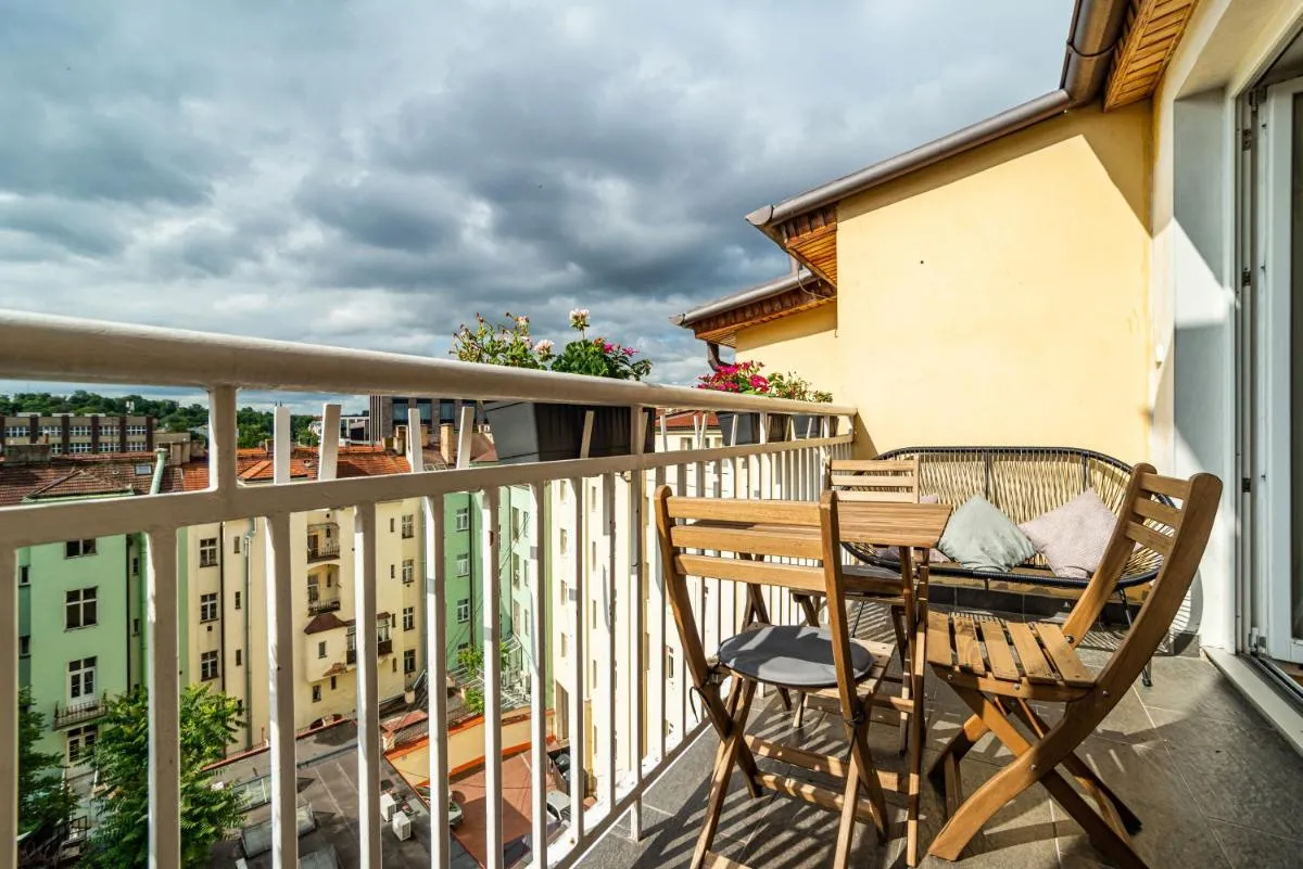 Image 5 of Central, Spacious, Modern 5 Bedrm duplex w/Balcony