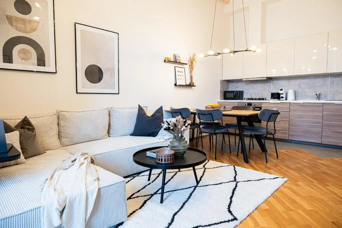 Image 2 of Cozy Industrial 8min Dancing House APT