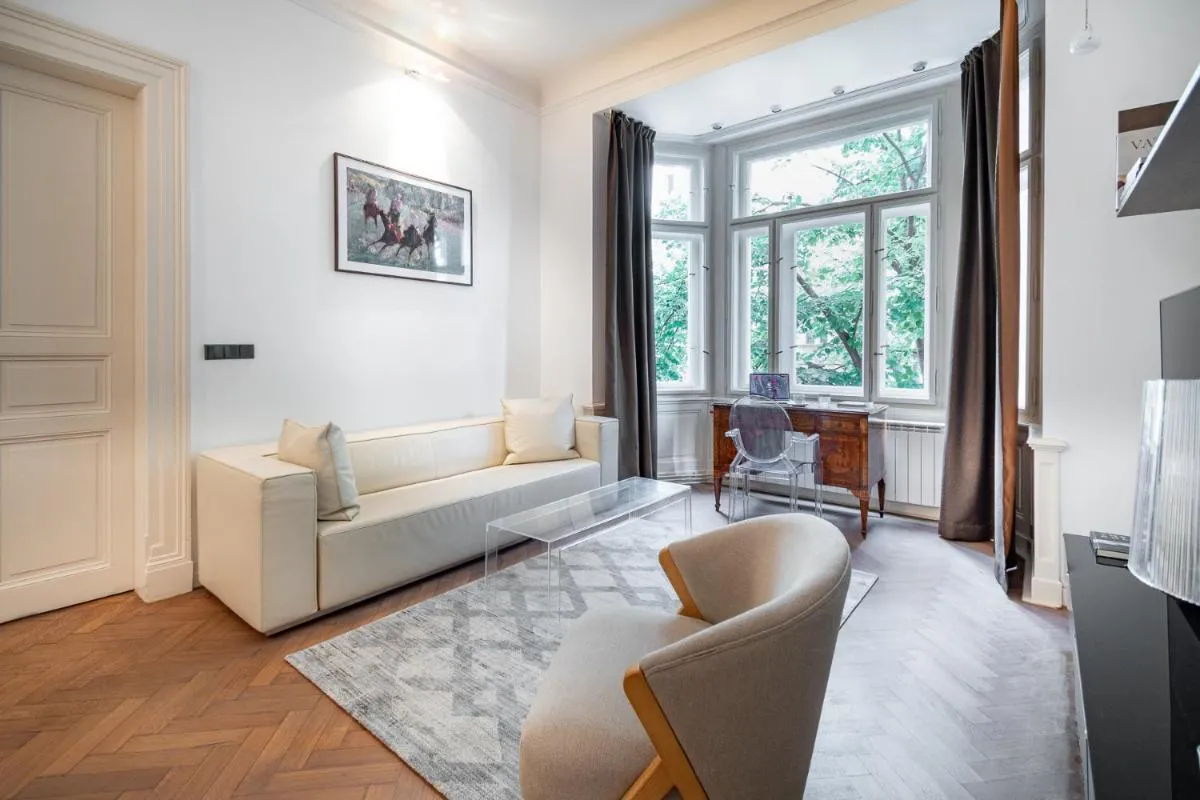 Image 2 of Elegant Paris Ave apartment with a Terrace
