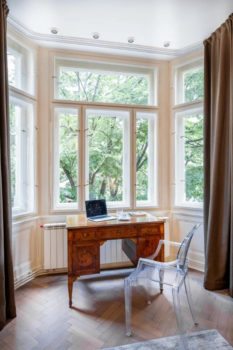 Image 3 of Elegant Paris Ave apartment with a Terrace