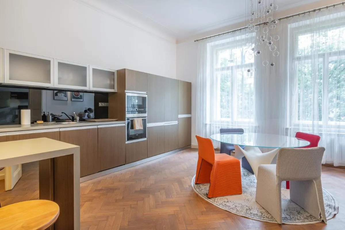 Image 1 of Elegant Paris Ave apartment with a Terrace
