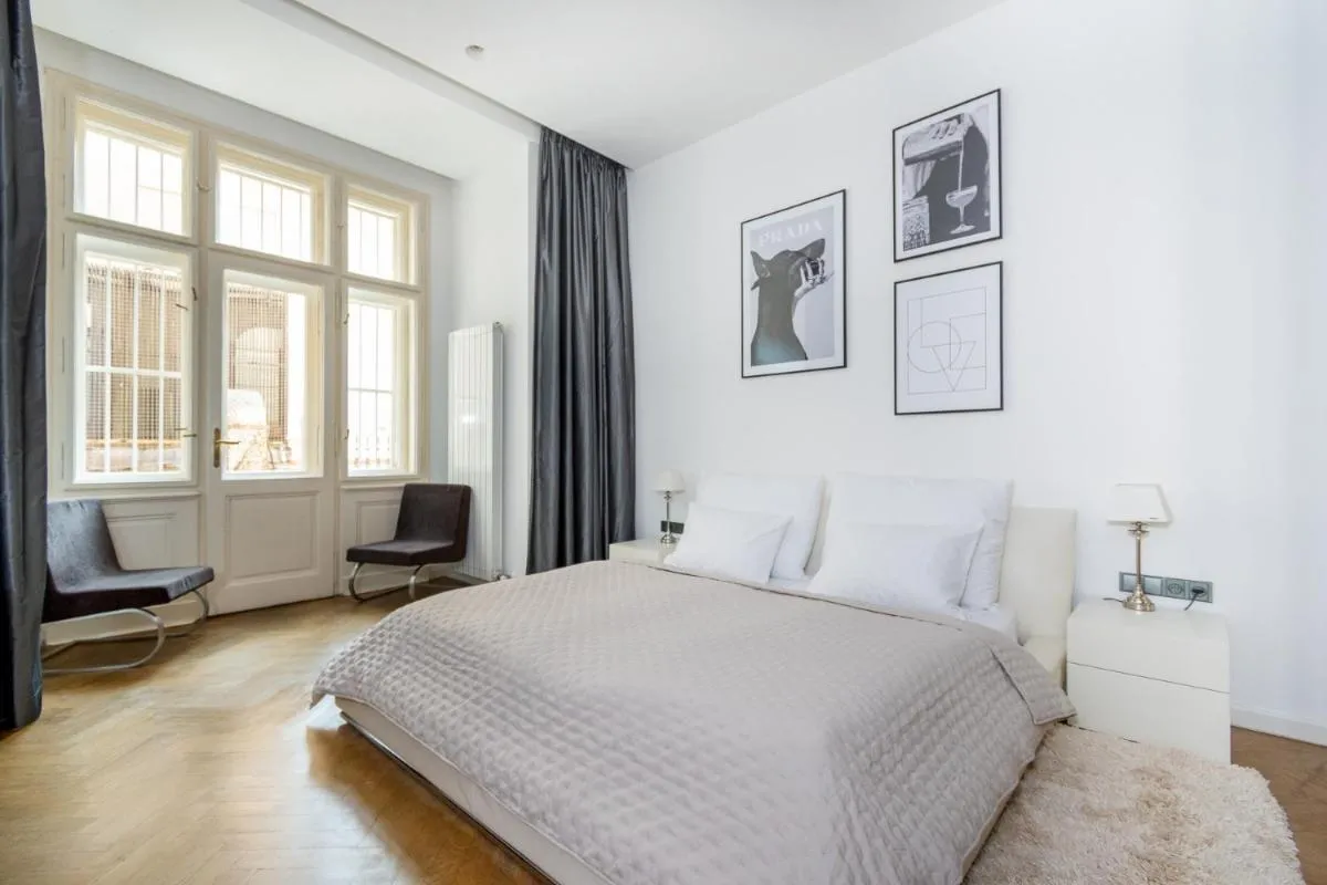 Image 6 of Elegant Paris Ave apartment with a Terrace