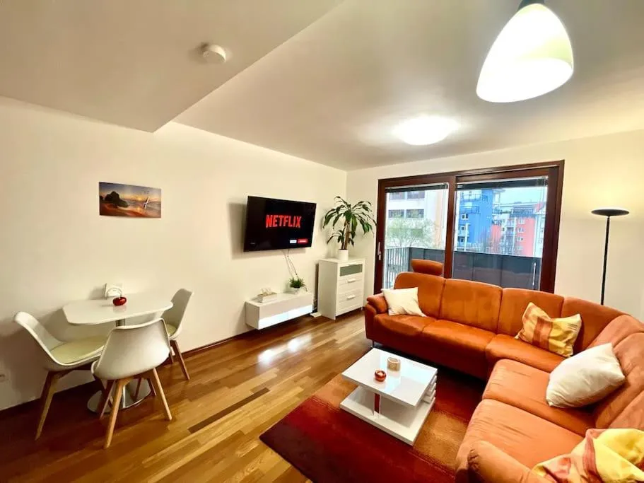 Image of Entire Apartment, FREE PARKING, City Center 15 Minutes