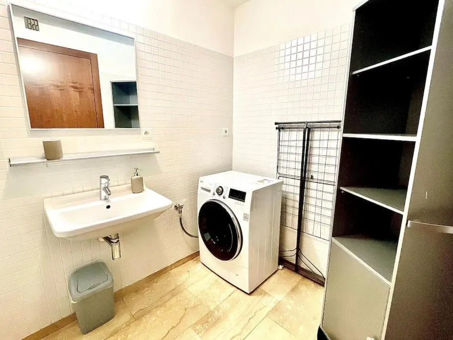 Image 2 of Entire Apartment, FREE PARKING, City Center 15 Minutes