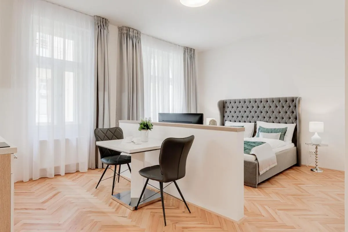 Image 3 of Gold Art Apartments