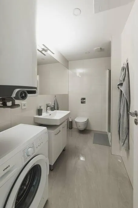 Image 3 of Golden Gate Apartment