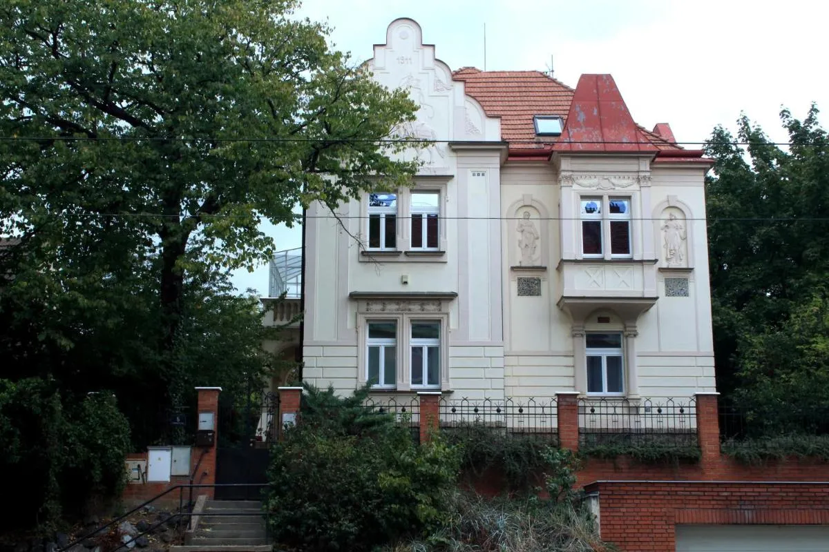 Image 2 of Historic Villa Apartments