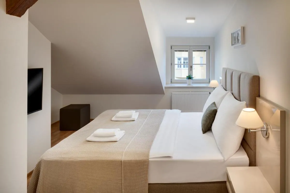 Image 3 of Louren Apartments