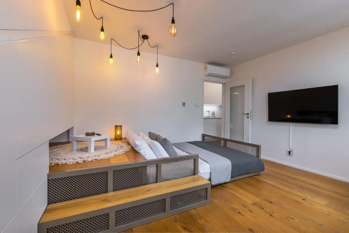 Image 4 of Luxurious, charming studio perfect for couples