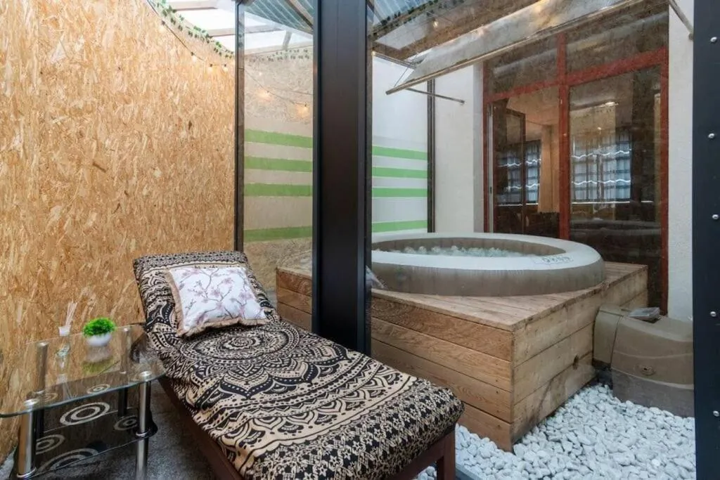 Image 2 of Miami Lovely romantic Garden apartment with whirlpool