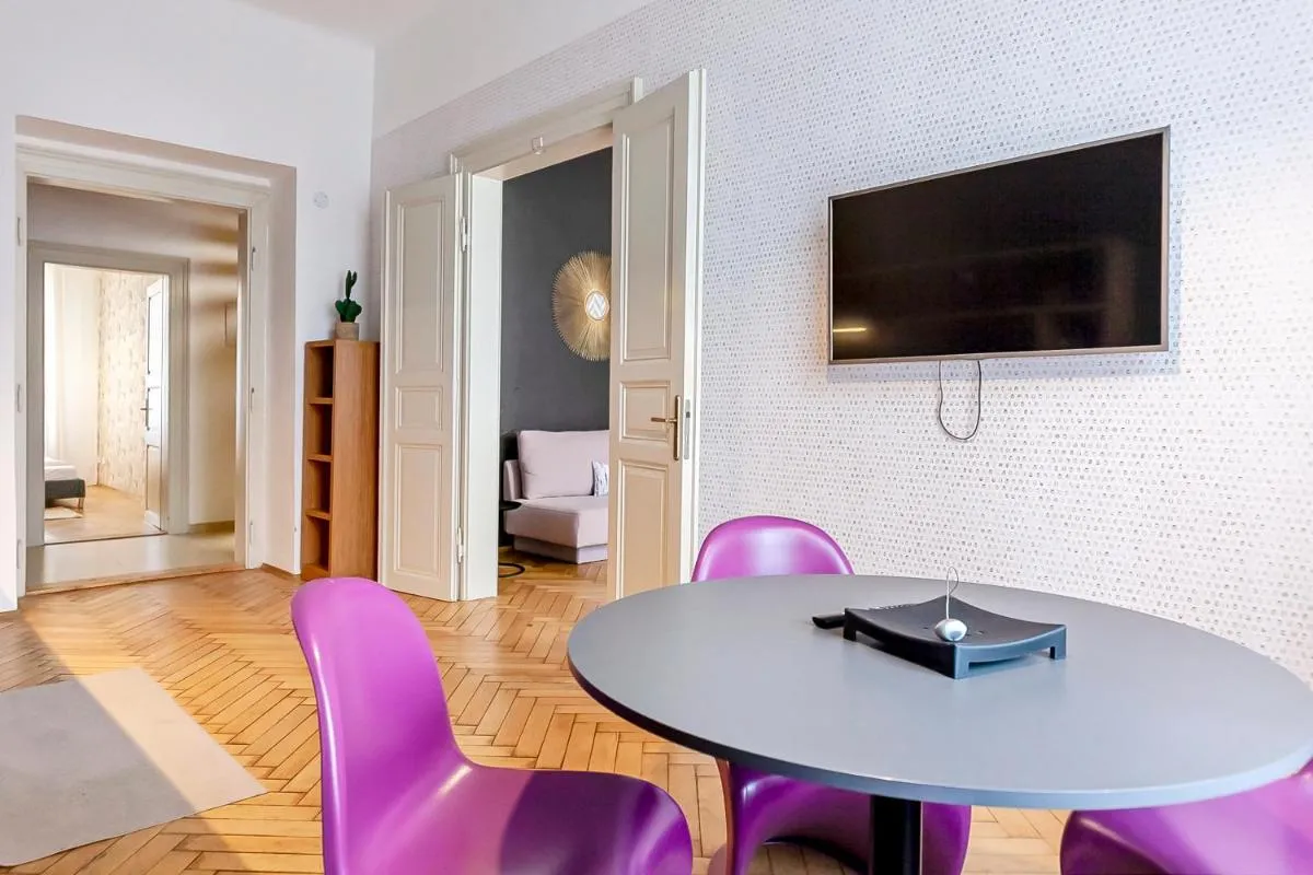 Image 2 of Modern apartment 10 minutes from Old Town!