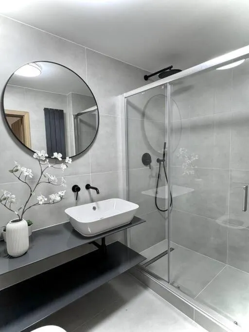 Image 2 of NEW Modern Large Apartment in New Town 3BDR