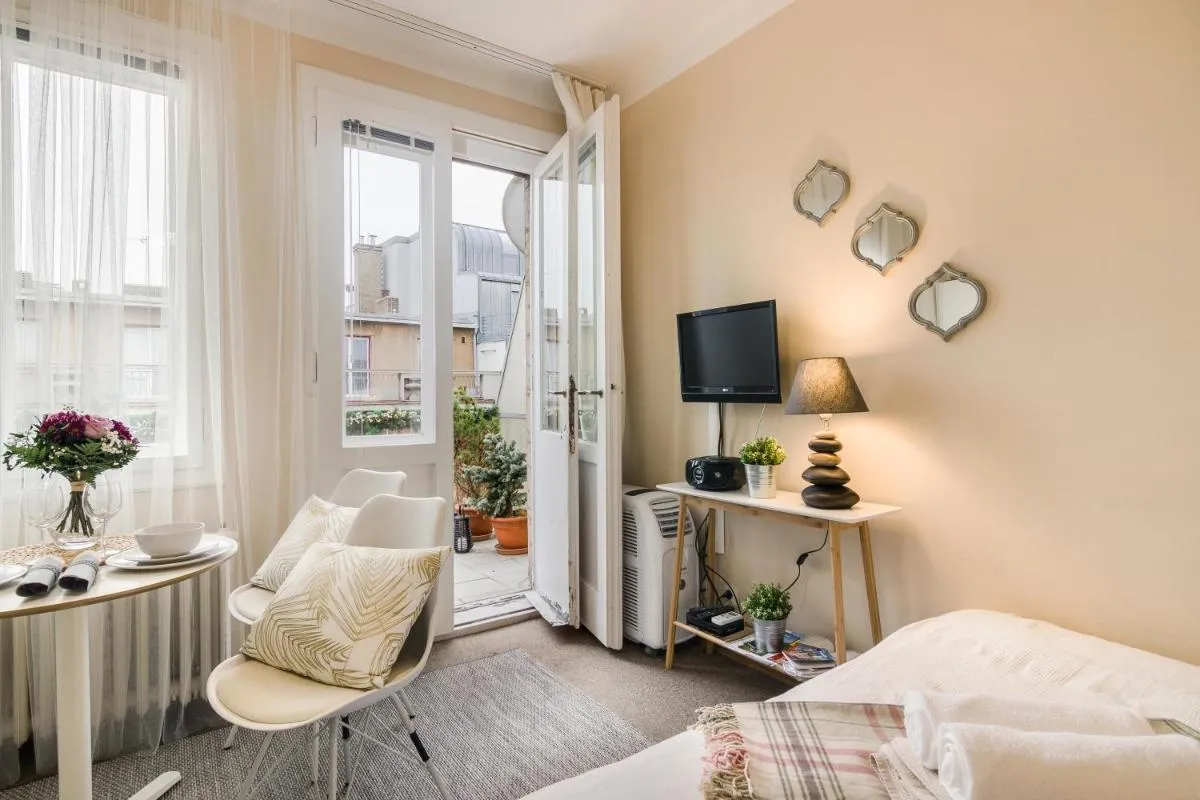 Image 4 of Old Town Studio Apartment