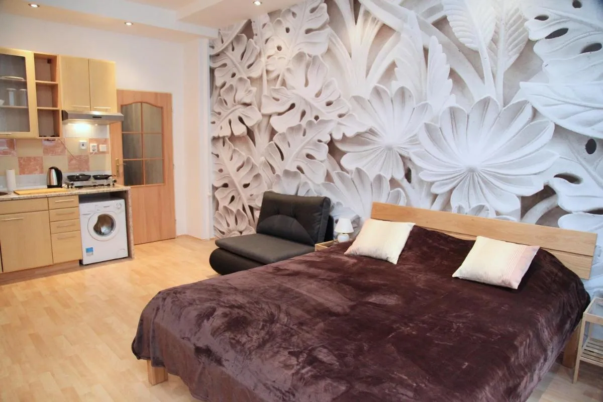 Image 3 of Old Town studio