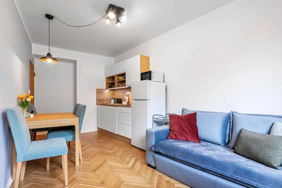 Image of POPULAR LOCATION / STREET VIEW / 4 PPL / NETFLIX