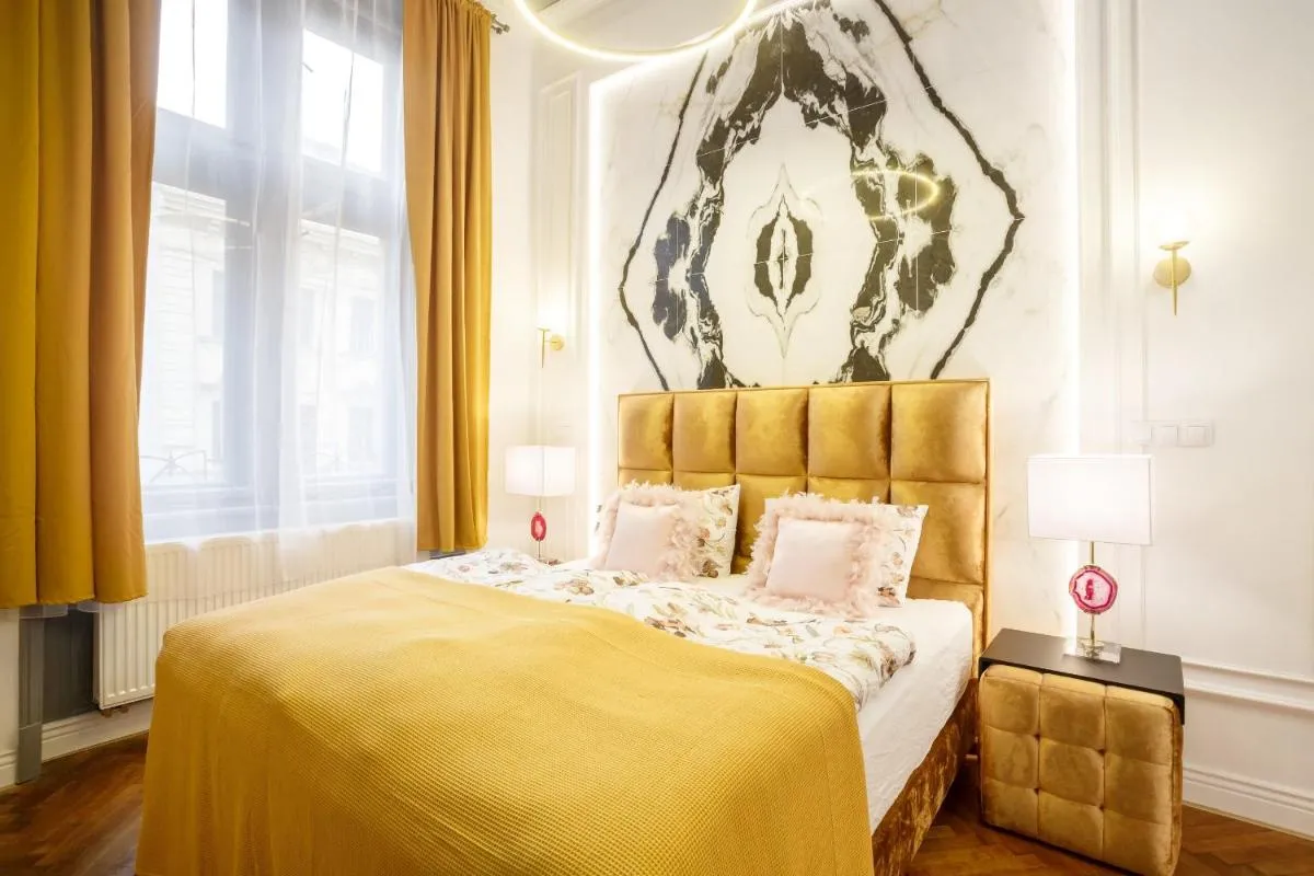 Image 2 of Palace Apartment by Main Station – President