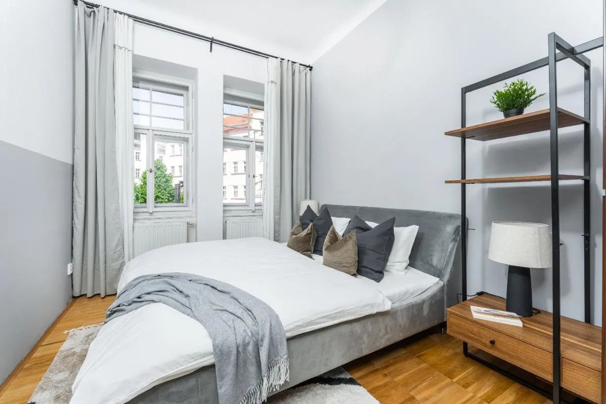 Image 3 of Parking, Spacious APT near city centre