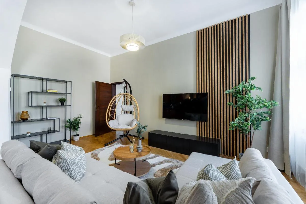 Image 1 of Parking, Spacious APT near city centre