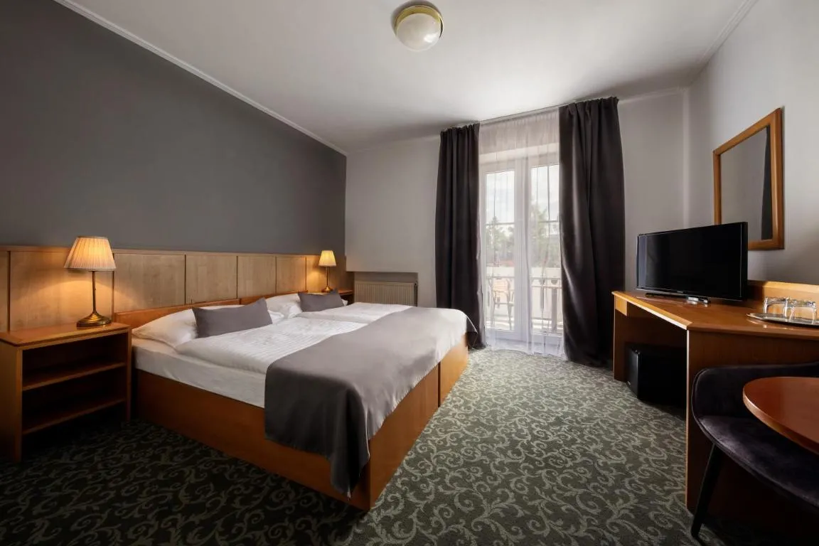 Image of Prague Hotel Carl Inn restaurant & Free Parking