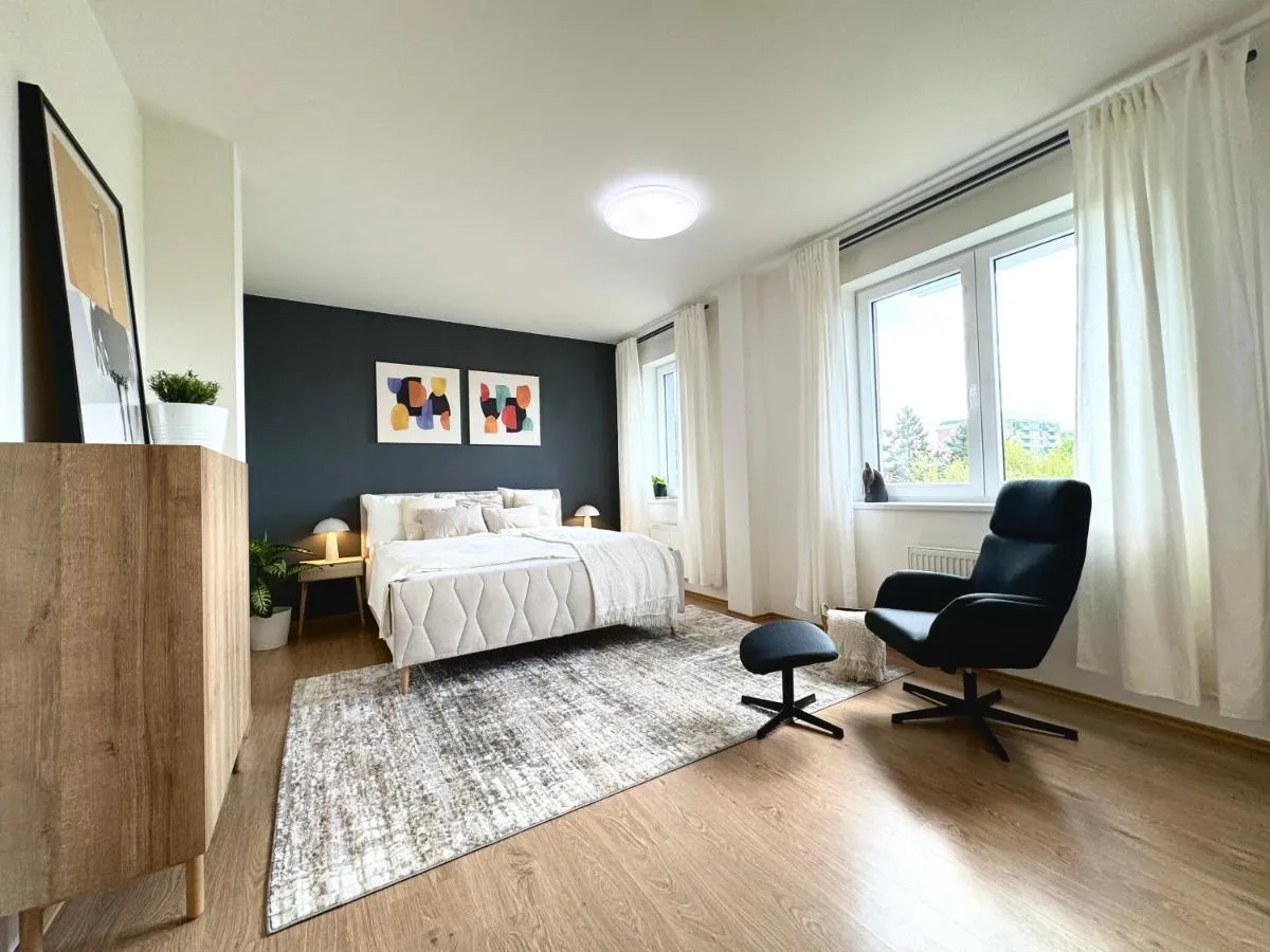 Image 4 of Spacious 96m2 Designer Apartment
