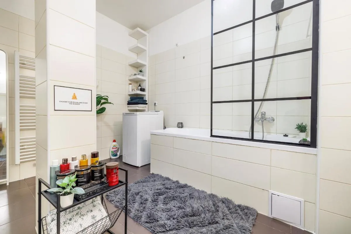 Image 6 of Spacious flat & parking possibility, 3 stops to Wenceslav square