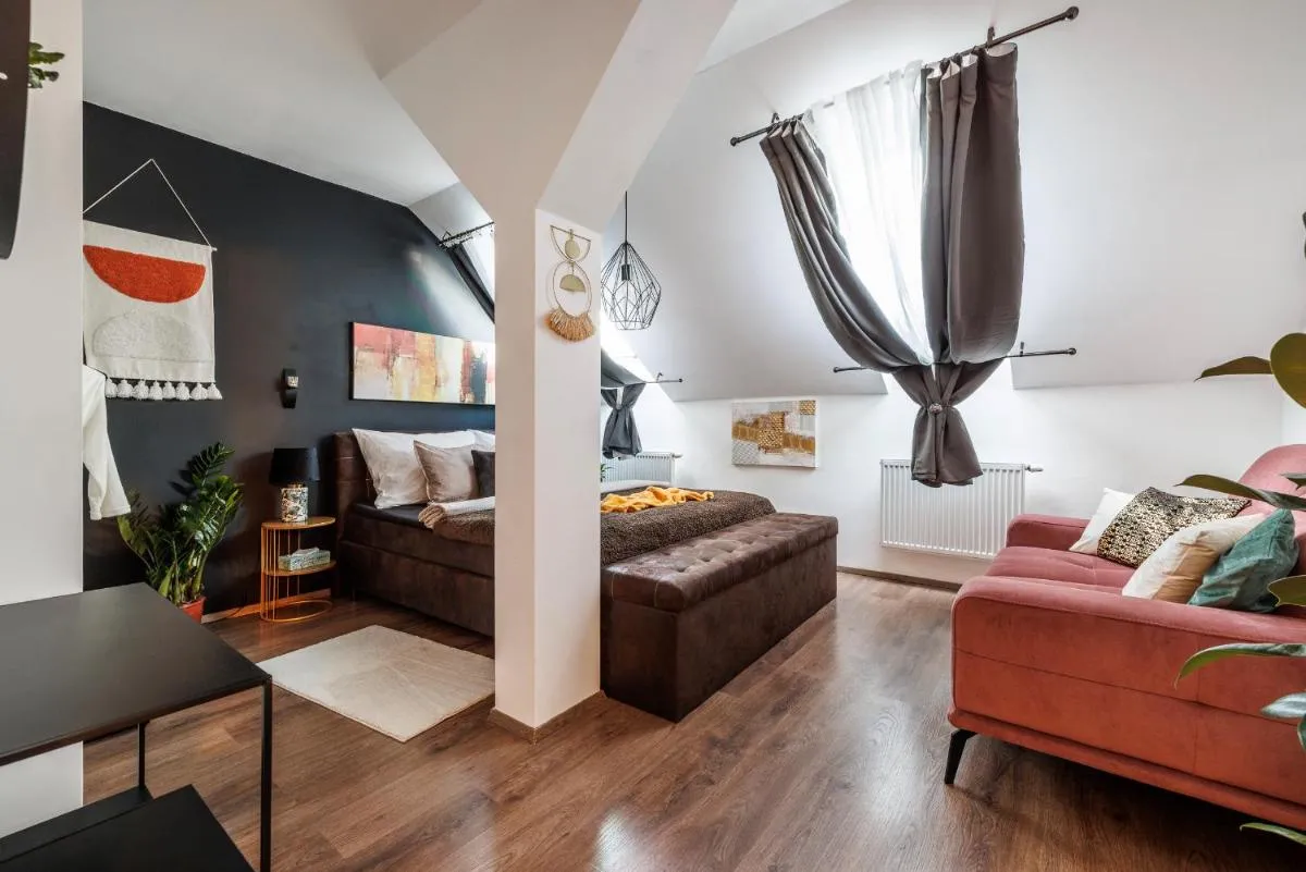 Image 2 of Spacious flat & parking possibility, 3 stops to Wenceslav square