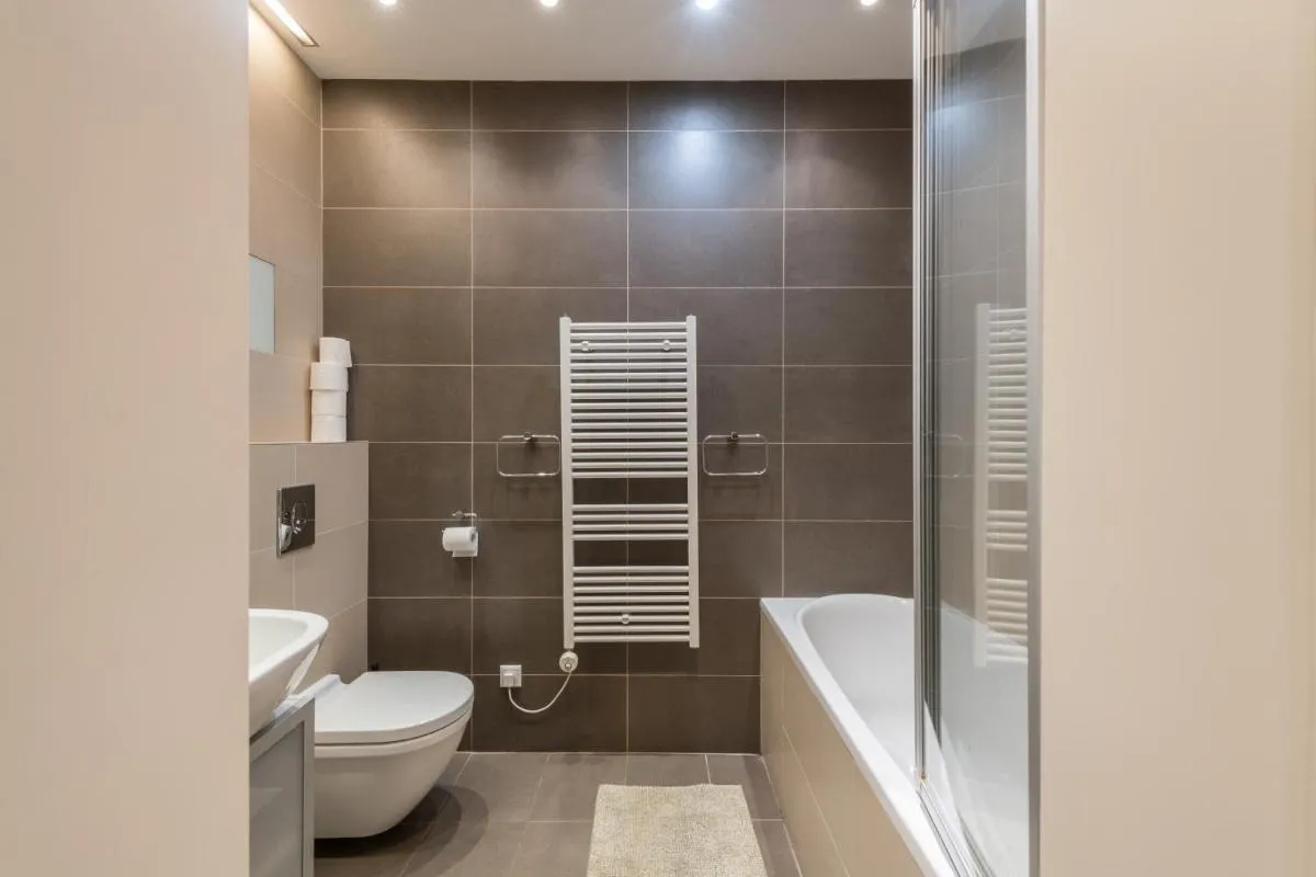 Image 2 of Upscale apartment in prime location near all sights
