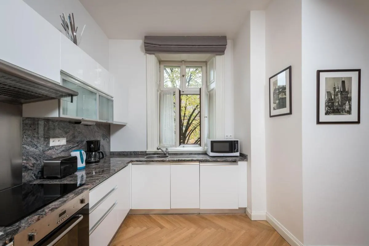 Image 3 of Upscale apartment in prime location near all sights