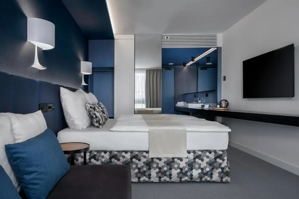 Image 4 of Urban Creme