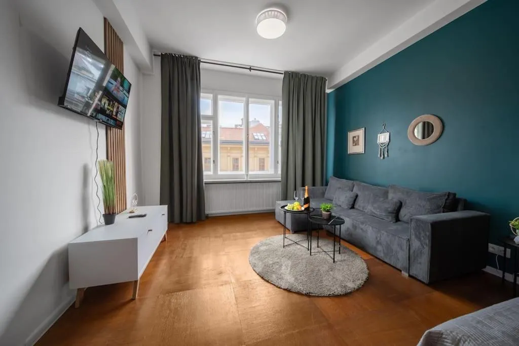 Image 4 of 3B Bright Beautiful Newly Renovated 3BR