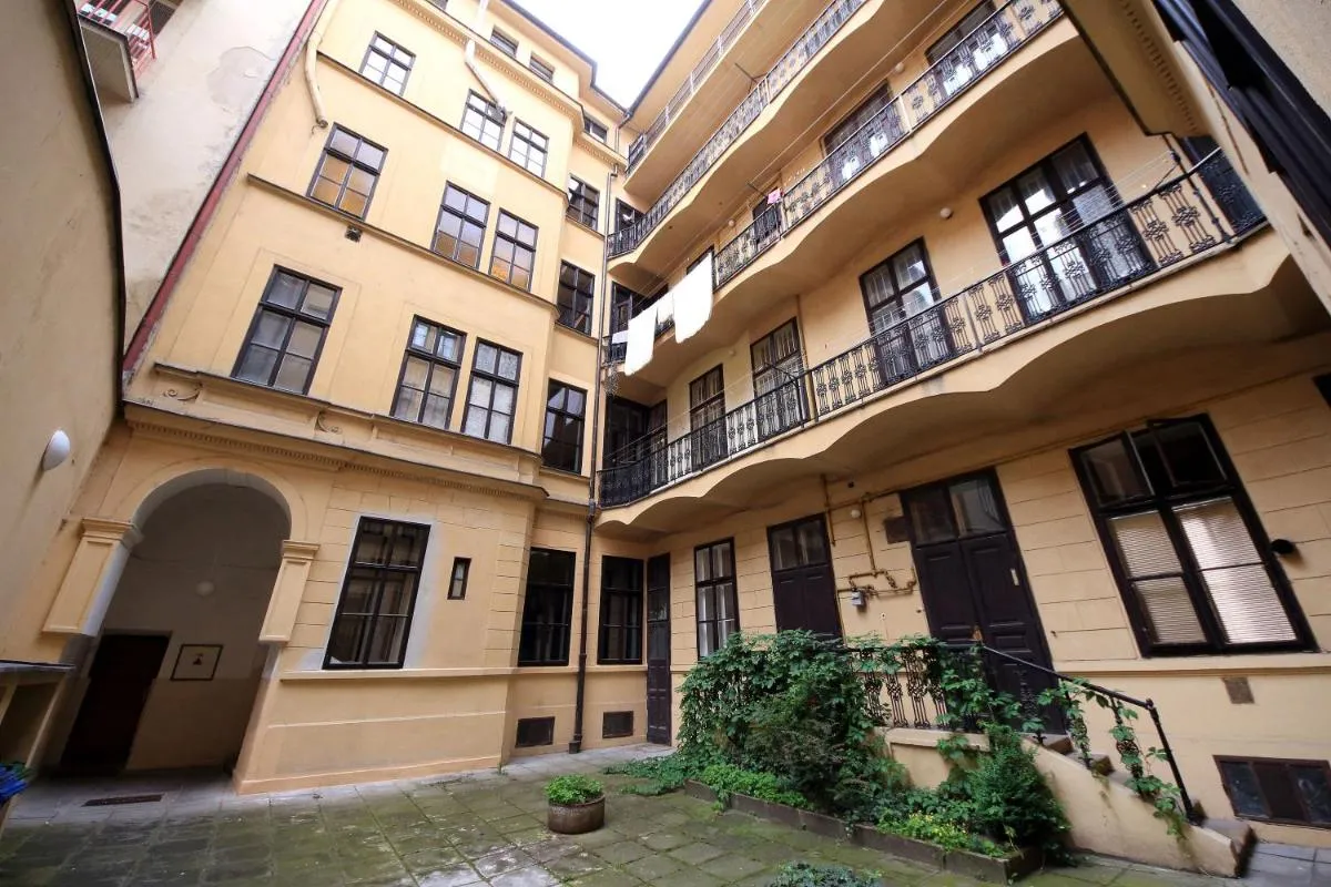 Image 5 of 4BDR Old Town flat by Church of St Anne