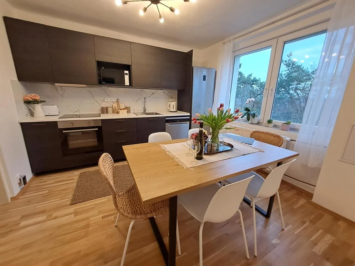 Image 2 of Apartmánový dům se zahradou v klidné části Prahy