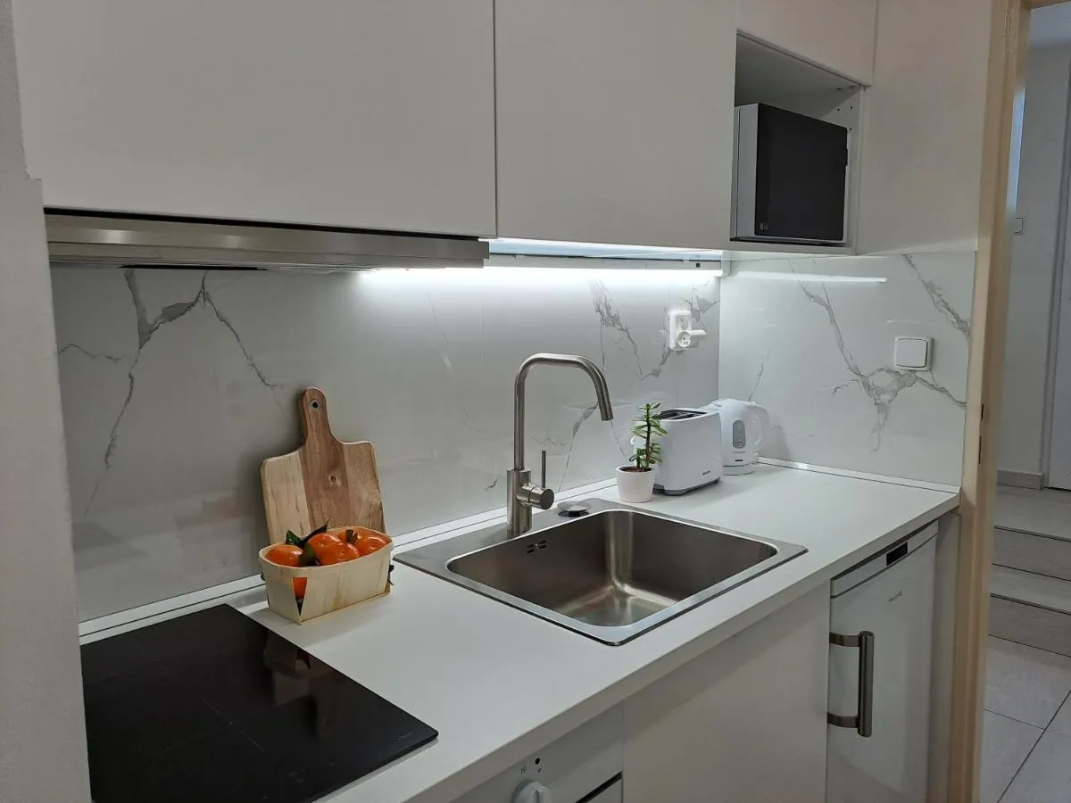Image 1 of Apartmánový dům se zahradou v klidné části Prahy
