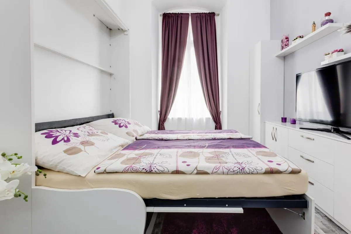 Image 6 of Apartment Thunovská 10