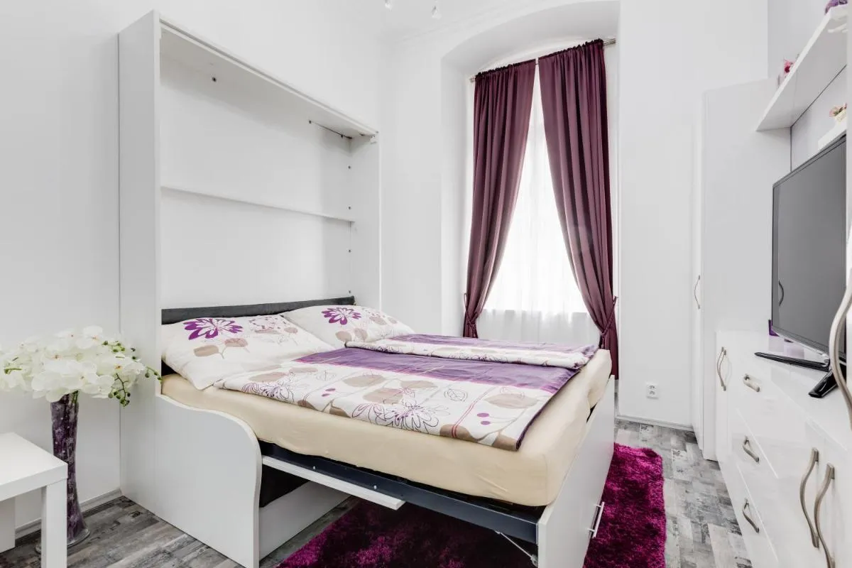 Image 1 of Apartment Thunovská 10