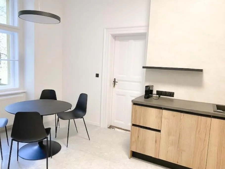 Image 1 of Capitol deLuxe apartment