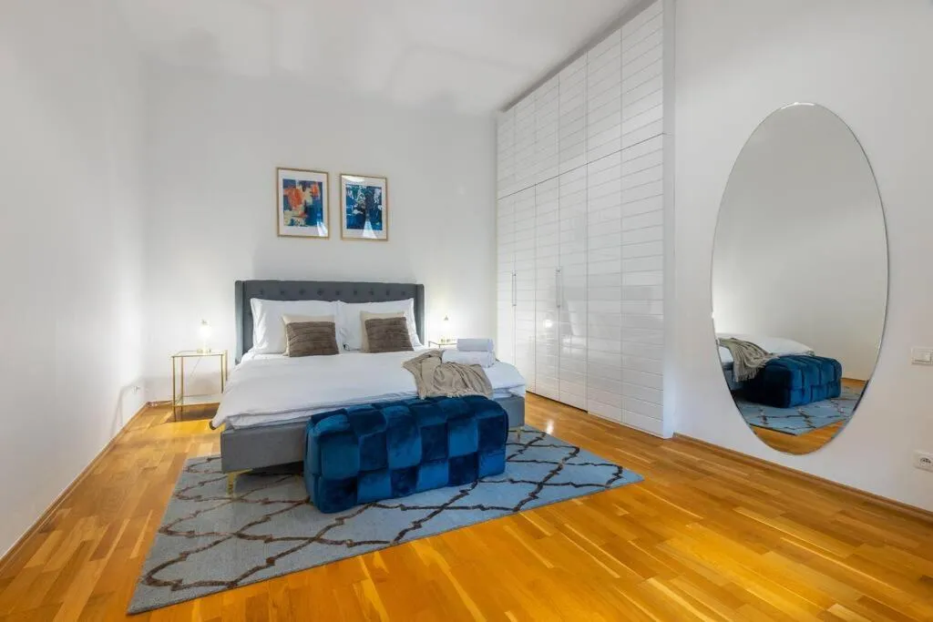 Image 2 of Charming 2bedroom OLD TOWN apartment