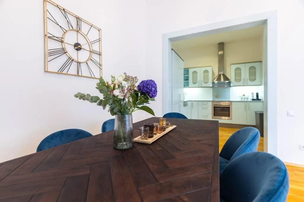Image 3 of Charming 2bedroom OLD TOWN apartment