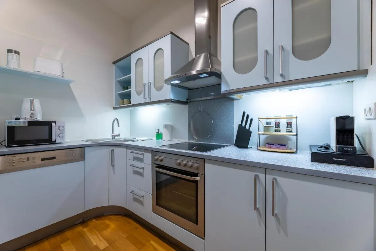 Image 4 of Charming 2bedroom OLD TOWN apartment