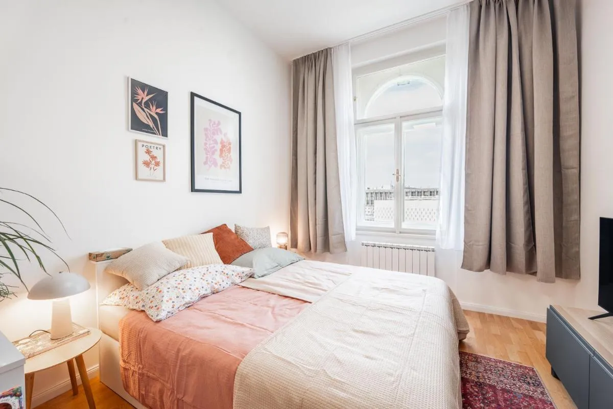 Image 1 of Charming Apartment in Spain St