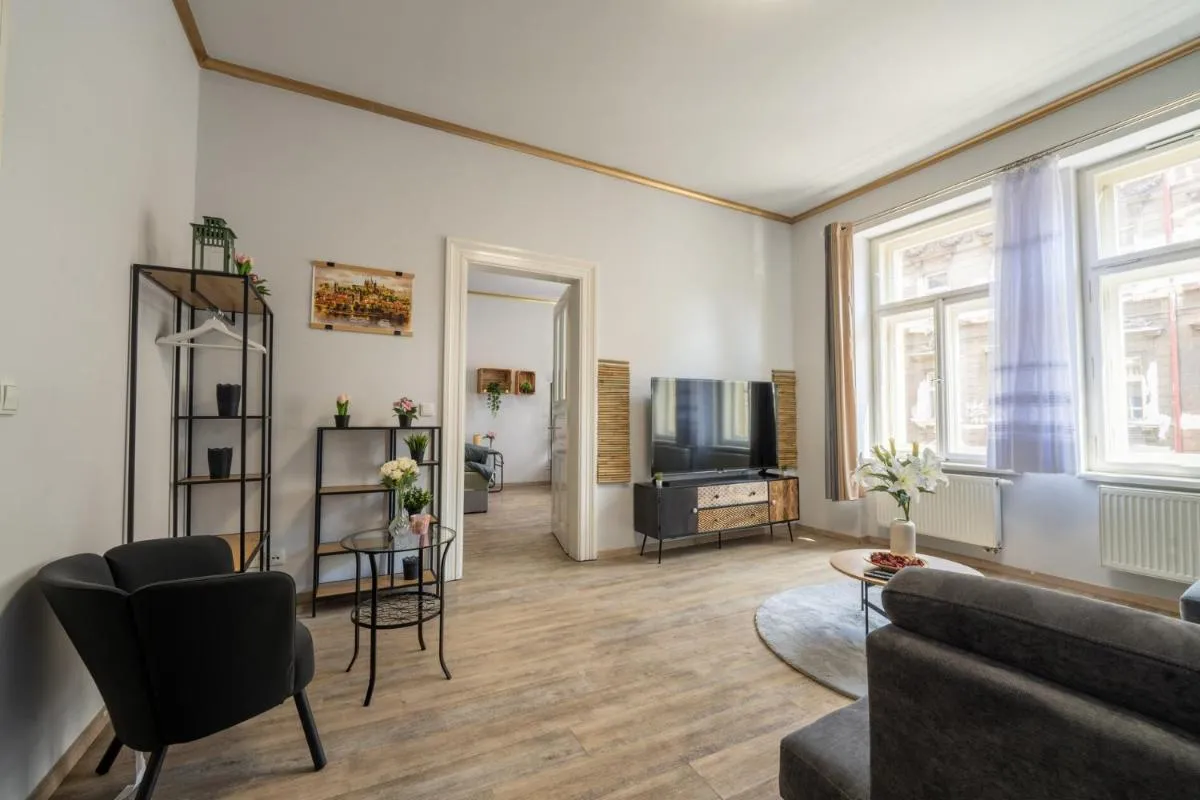 Image 2 of Cozy 3-BRD riverside apartment in center Prague
